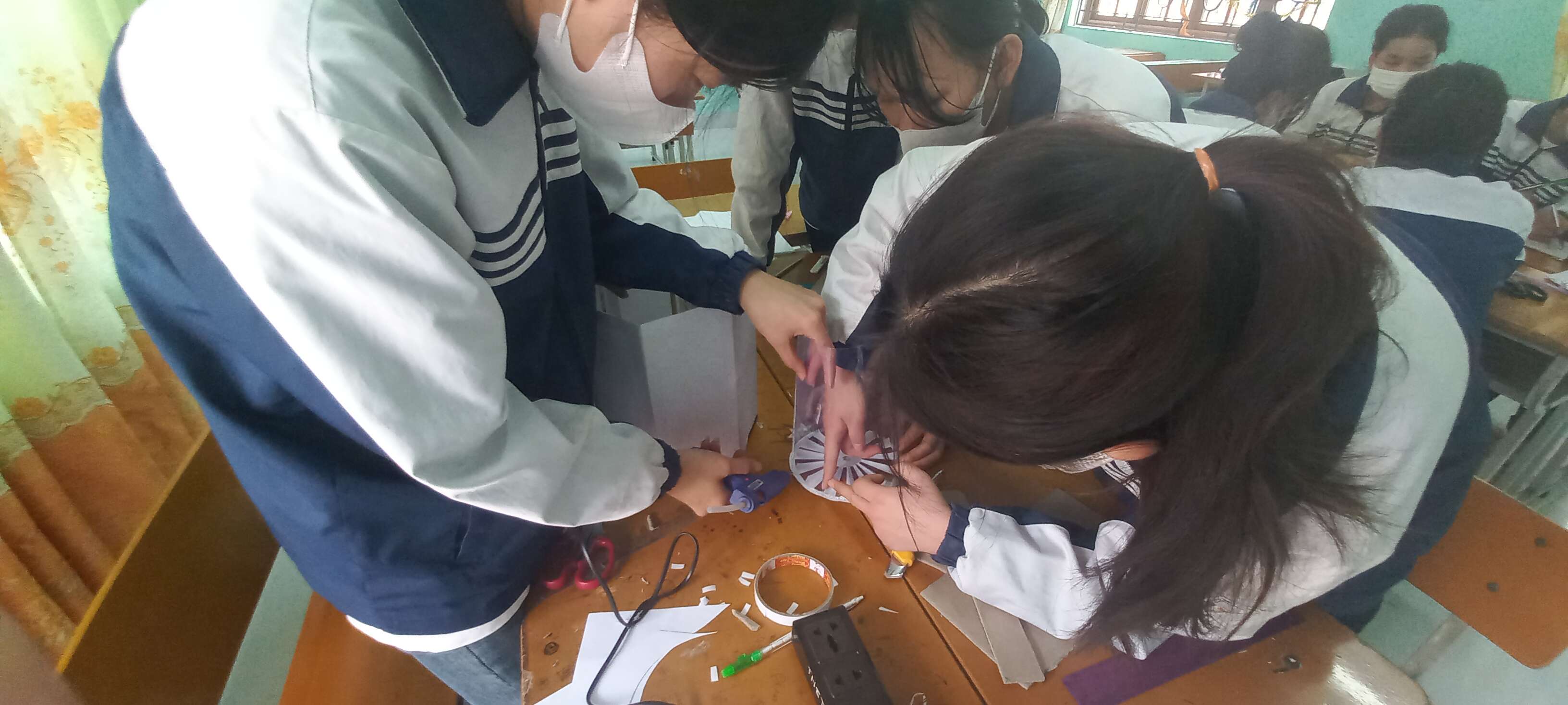 Ảnh HS thực hiện làm đèn lồng và sản phẩm đèn lồng sau khi hoàn thiện (Tiết học STEM)